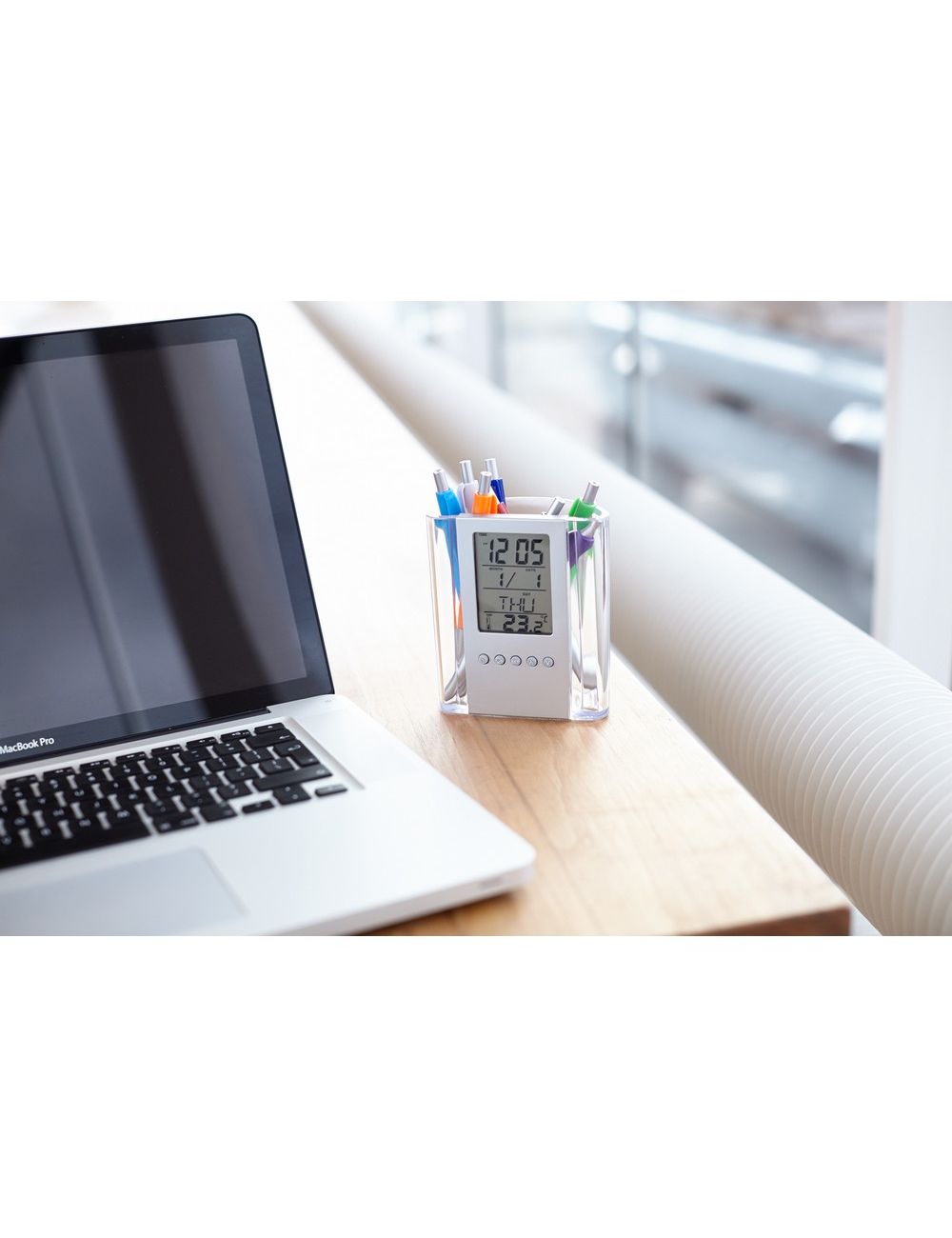 Pojemnik na przybory do pisania, zegar...