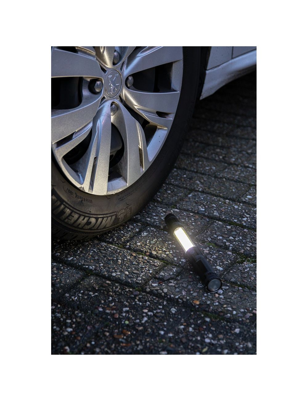 Teleskopowa latarka COB