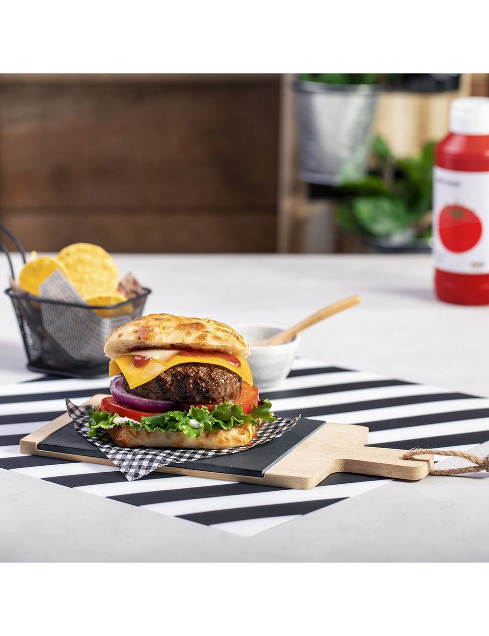 Deska do krojenia wykonana z łupka i bambusa