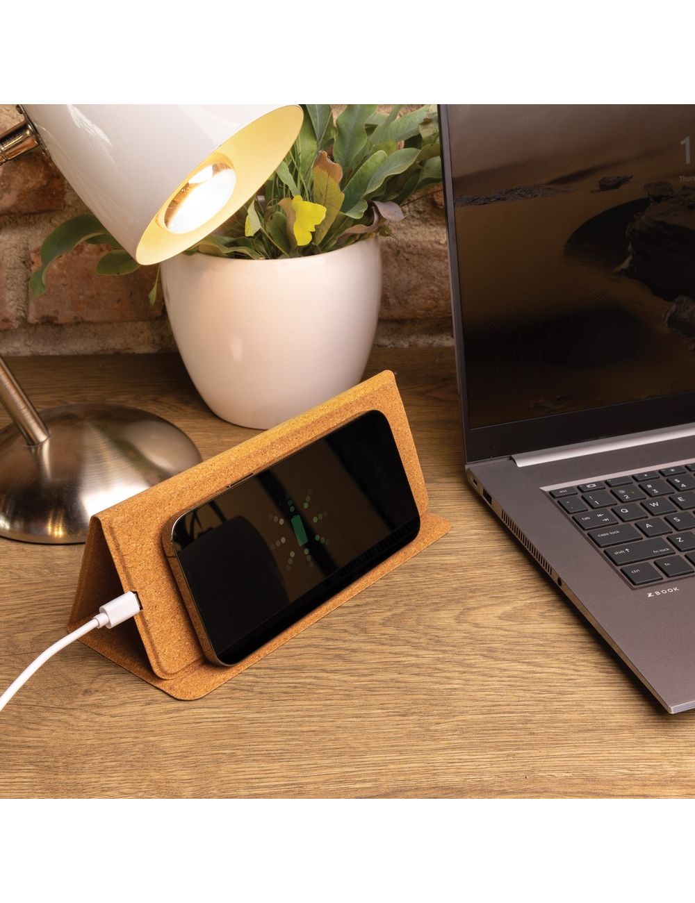 Korkowa podkładka pod mysz, ładowarka...